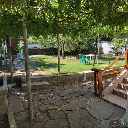 House Sleeps 6-garden-freeparking-bbq-patio Ferienhaus