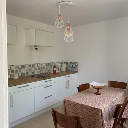 펜션 House Sleeps 6-garden-freeparking-bbq-patio-petsok Ognen