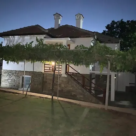 House Sleeps 6-garden-freeparking-bbq-patio-petsok Ognen