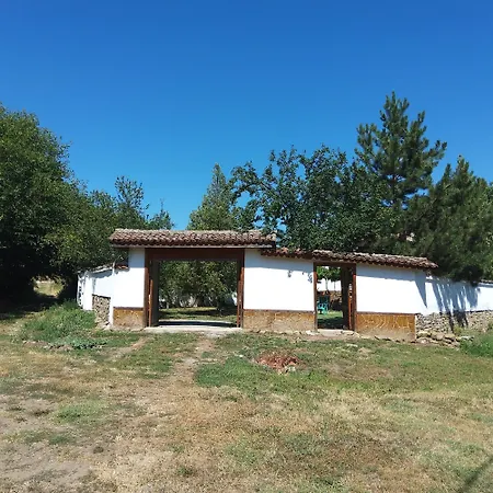 House Sleeps 6-garden-freeparking-bbq-patio-petsok
